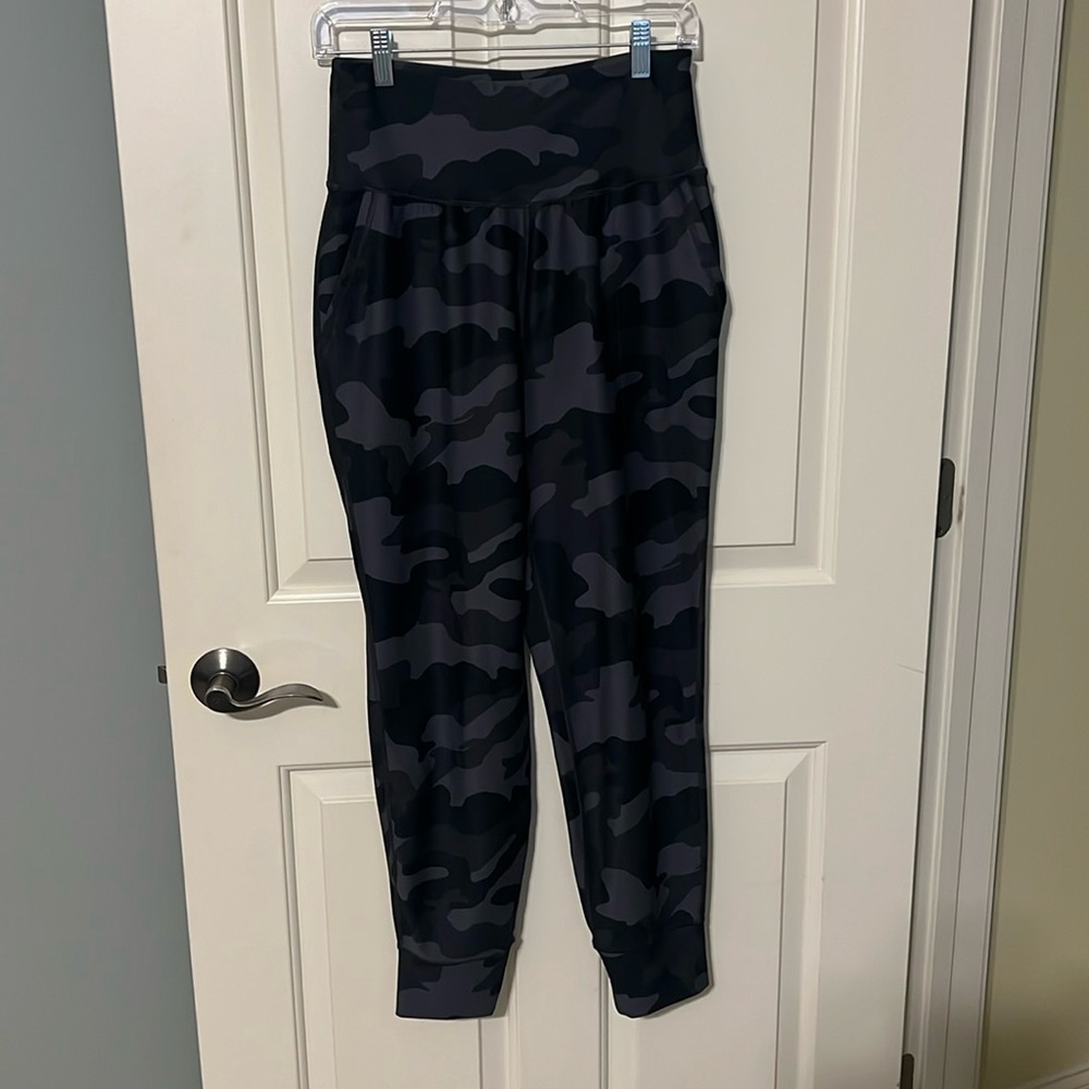 Old Navy Active:  Elevate Joggers / Go Dry Camo: Size small